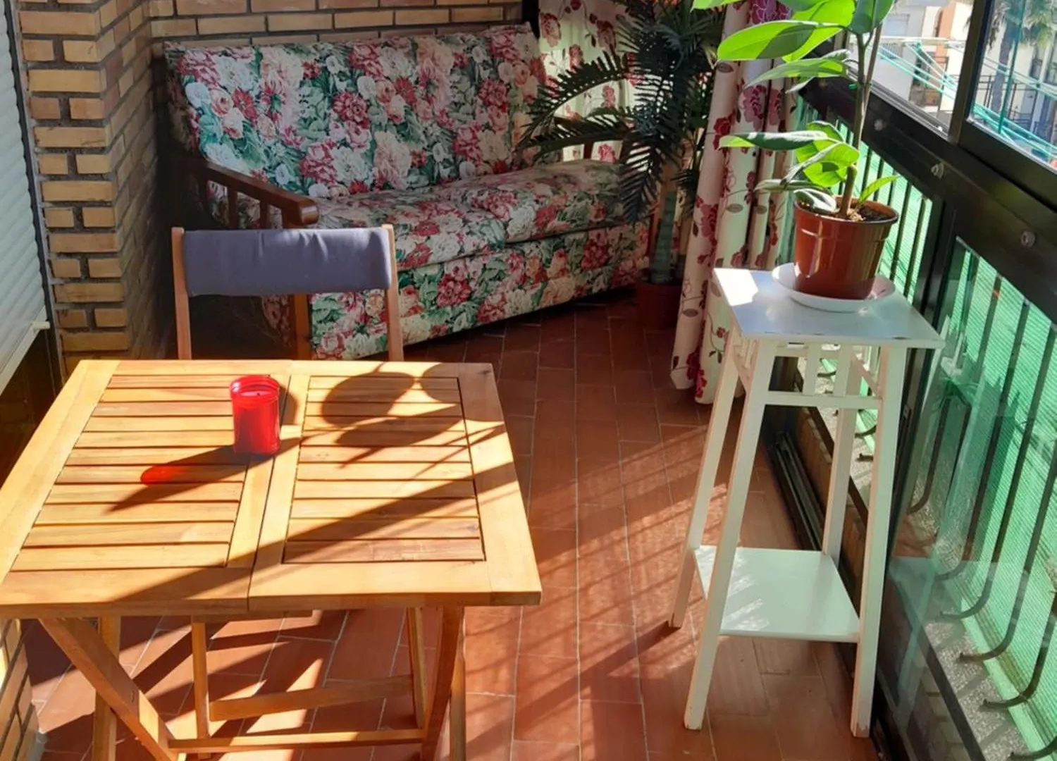Double Bedroom In Shared Apartment With Balcony And Parking contacts